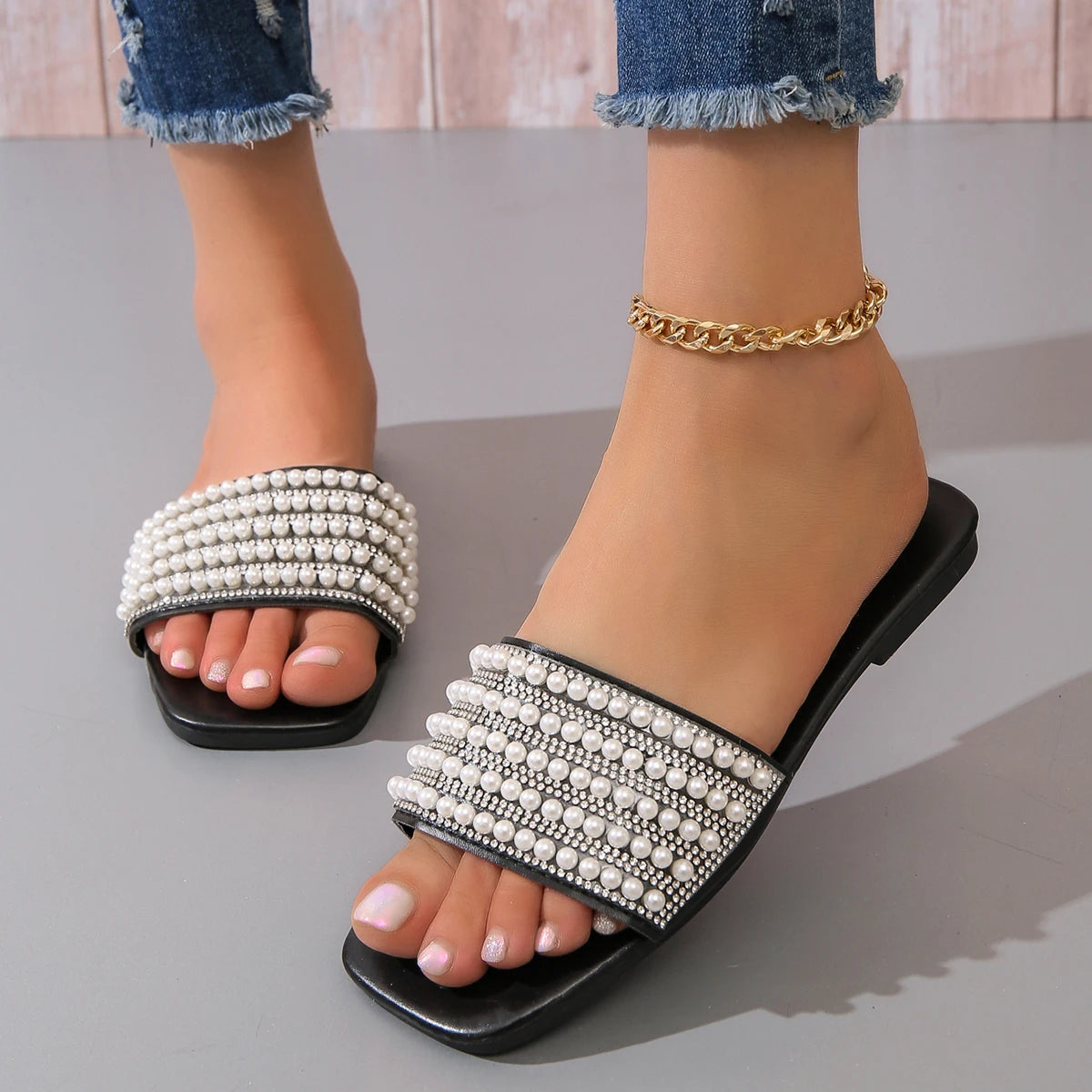 Women's fashionable flat sandals