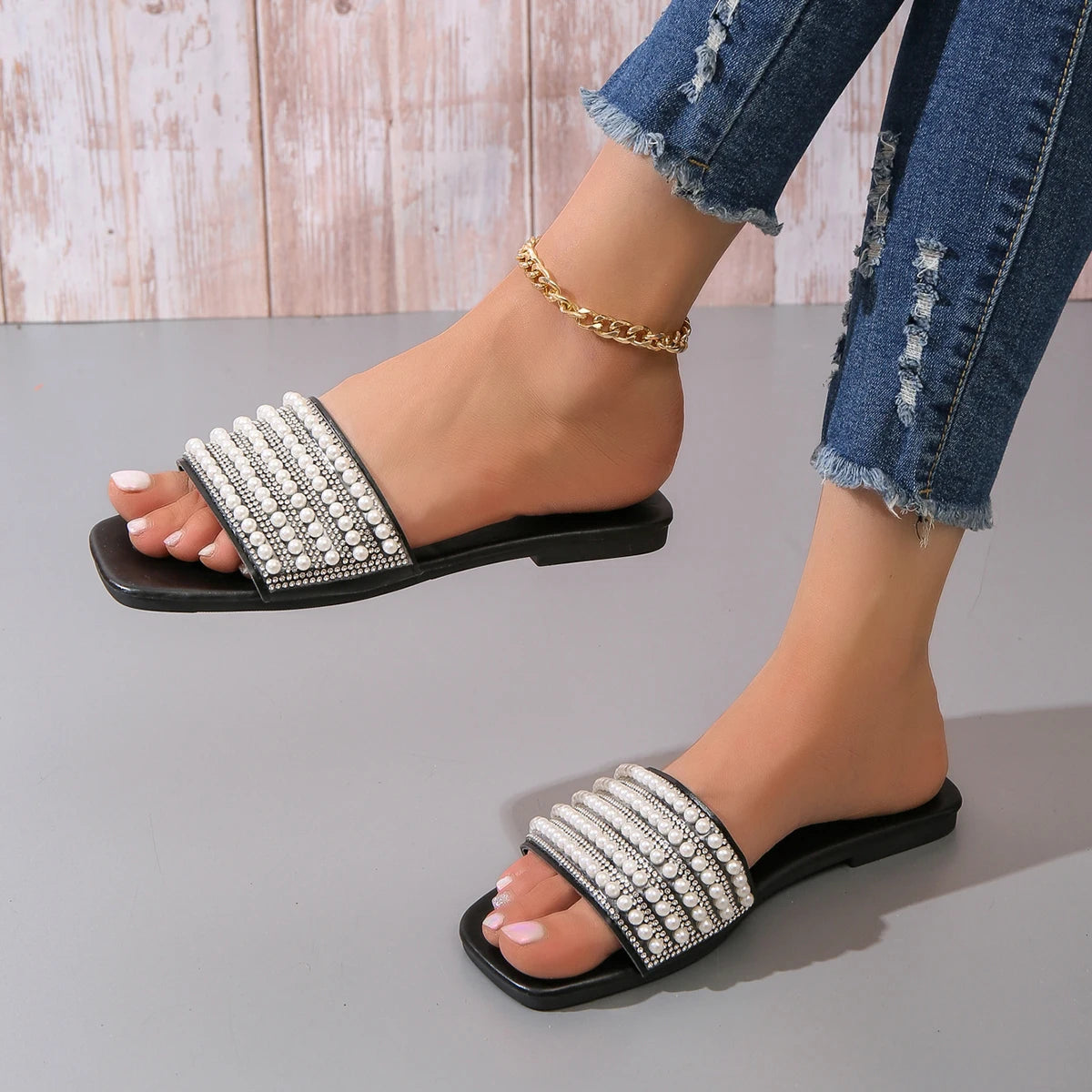 Women's fashionable flat sandals
