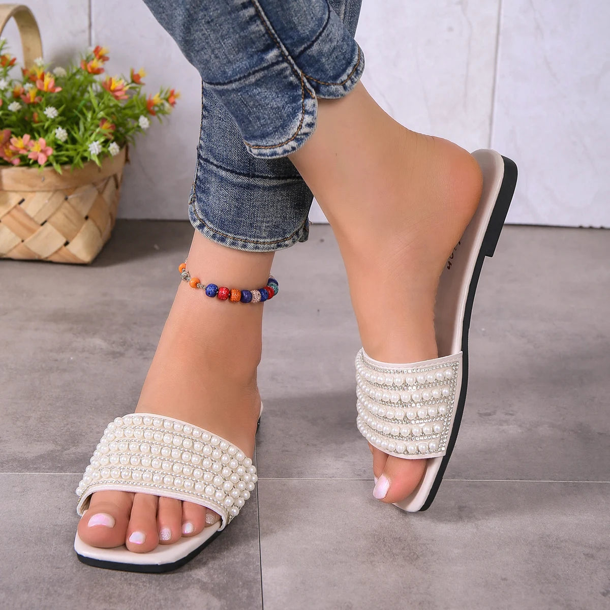 Women's fashionable flat sandals
